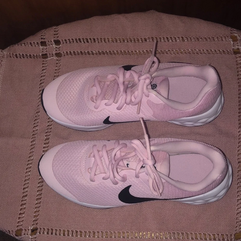 Nike Women's Pink Running Shoes - Picture 2 of 4